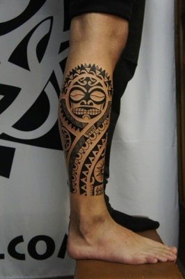  Tatouage maori, polynésien avec le tiki sur le coté de la jambe